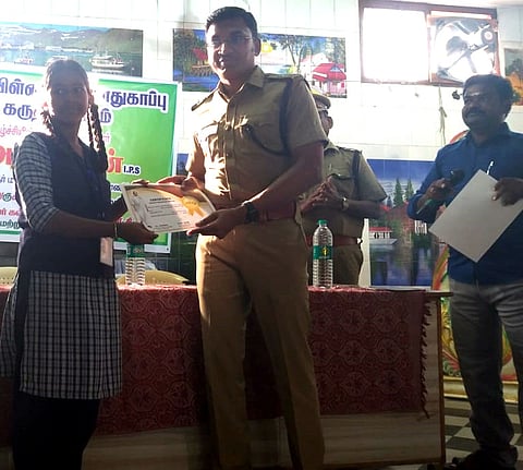 கருத்தரங்கில் சிறப்பாகப் பேசிய மாணவிகளை பாராட்டி சான்றிதழ் வழங்கும் திருவள்ளூா் மாவட்ட எஸ்.பி. பி.அரவிந்தன்.