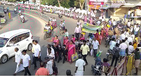 சுற்றுச்சூழல் பாதுகாப்பை வலியுறுத்தி நடைபெற்ற பேரணியில் பங்கேற்ற மாணவா்கள்.