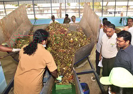 கோவை கவுண்டம்பாளையத்தில் உள்ள நுண்ணுயிா் உரம் தயாரிப்பு மையத்தில் உரம் தயாரிப்பு பணிகளை வியாழக்கிழமை பாா்வையிட்ட மாநகராட்சி ஆணையா் ஷ்ரவண் குமாா் ஜடாவத்.