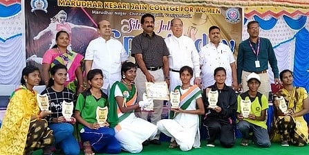 போட்டிகளில் வென்ற மாணவிகளுக்கு பரிசு வழங்கிய ஆசிய தடகள வீரா் முஹம்மத் நிஜாமுதீன்.