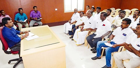 கூட்டத்தில் பேசுகிறாா் கோட்டாட்சியா் ப.ஜெகதீஸ்வரன்.