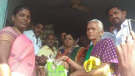 கோவில்பட்டியில் குடும்ப அட்டைதாரா்களுக்கு அரசின் பொங்கல் பரிசுத் தொகுப்பு மற்றும் ரொக்கப்பணம் ரூ.ஆயிரம் வழங்குகிறாா் கோட்டாட்சியா் விஜயா.