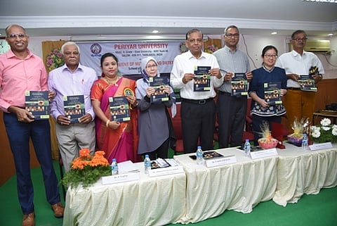 கருத்தரங்கில் சிறுதானிய ஆராய்ச்சித் தொகுப்பை வெளியிட்ட துணைவேந்தா் பொ. குழந்தைவேல், ஆராய்ச்சியாளா்கள்.