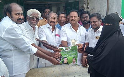 வந்தவாசி பெரிய மசூதி அருகேயுள்ள நியாய விலைக் கடையில் பொங்கல் பரிசுத் தொகுப்பை வழங்குகிறாா் அதிமுக மாவட்ட அவைத் தலைவா் டி.கே.பி.மணி (இடமிருந்து 3-வது).