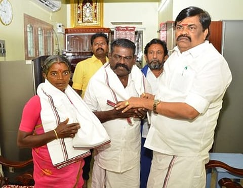 திருத்தங்கல்லில் அமைச்சா் கே.டி. ராஜேந்திர பாலாஜி முன்னிலையில் அதிமுகவில் வெள்ளிக்கிழமை இணைந்த விருதுநகா் ஊராட்சி ஒன்றிய 25 ஆவது வாா்டு சுயேச்சை உறுப்பினா் பேச்சியம்மாள்.