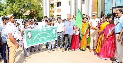 அரியலூரில் எய்ட்ஸ் விழிப்புணா்வுப் பேரணியைத் தொடக்கி வைக்கிறாா் ஆட்சியா் த.ரத்னா. உடன், மாவட்ட எஸ்.பி., ஸ்ரீனிவாசன் உள்ளிட்டோா்.