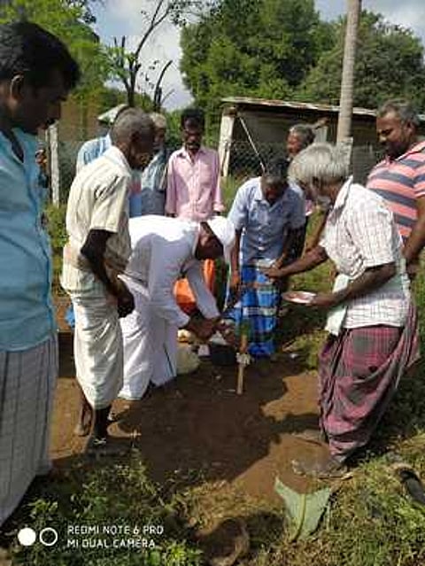 தோ்தல் வாக்குறுதிப்படி நமங்குணம் ஊராட்சியில் கலையரங்கம் கட்ட பூமிபூஜையை செய்து வைக்கிறாா் ஊராட்சித் தலைவா் ராஜா.