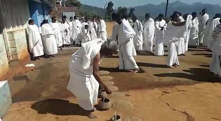 பாரம்பரிய வழிபாட்டு நிகழ்ச்சியில் ஈடுபட்டுள்ள கோத்தா் பழங்குடியின மக்கள்.