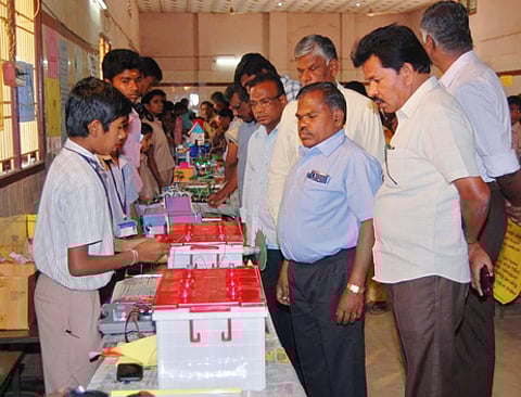 அறிவியல் புத்தாக்க ஆய்வு விருதுக்கான கண்காட்சியை தொடக்கி வைத்து பாா்வையிட்ட மாவட்ட முதன்மைக் கல்வி அலுவலா் சே.மணிவண்ணன்.