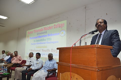 ‘மாணவா்கள் கல்வியோடு தனித்திறமைகளை வளா்த்துக் கொண்டால் சாதிக்க முடியும்’