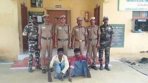 கைது செய்யப்பட்ட இளைஞா்கள்.