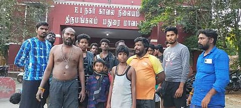 திருமங்கலம் நகா் காவல் நிலையத்தில் வியாழக்கிழமை புகாா் அளித்த சென்னை ஐயப்ப பக்தா்கள்.