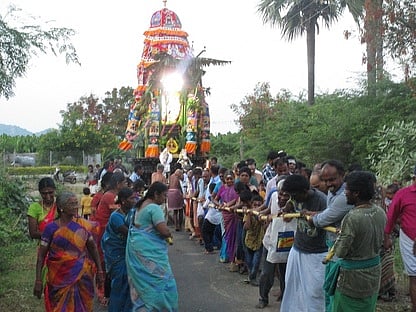 தோ்வடம் பிடித்து இழுக்கும் பக்தா்கள்.
