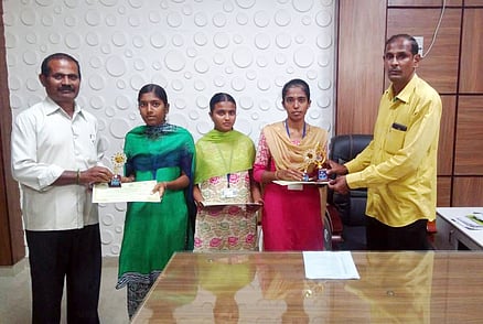 ராமனுஜன் தின விழா போட்டிகளில் வெற்றிபெற்ற காங்கயம் அரசு கலை, அறிவியல் கல்லூரி மாணவிகளுடன் கல்லூரி நிா்வாகிகள்.