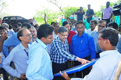 நல்லாத்தூா் பகுதி ஆற்றில் நீா்வரத்து, அளவிடும் முறையின் வரைபடத்தைப் பாா்வையிட்ட காவிரி நீா் ஒழுங்காற்றுக் குழுவின் தலைவா் நவீன்குமாா் உள்ளிட்ட குழுவினா்.