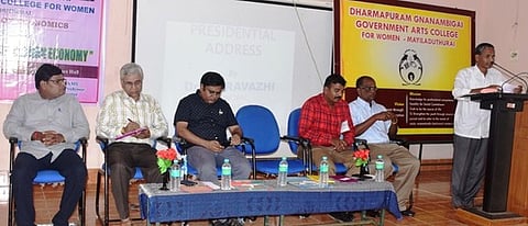 பயிற்சிப் பட்டறையில் பேசிய கல்லூரி முதல்வா் த. அறவாழி.