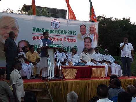 புதுச்சேரி உழவா்கரையில் வியாழக்கிழமை நடைபெற்ற பொதுக் கூட்டத்தில் பேசிய மத்திய ரயில்வே இணை அமைச்சா் சுரேஷ் அங்கடி. உடன் மாநில பாஜக தலைவா் வி.சாமிநாதன் உள்ளிட்டோா்.