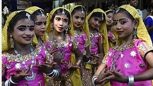 புதுச்சேரி ஜவஹா் சிறுவா் இல்லத்தில் நடைபெற்ற கலைப் போட்டியில் பங்கேற்ற பள்ளி மாணவிகள்.