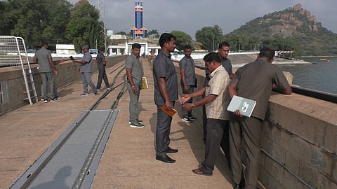 மேட்டூா் அணையின் மையப் பகுதியில் ஆய்வு செய்யும் தமிழ்நாடு கமாண்டோ பாதுகாப்புப் படையினா்.