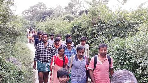 சதுரகிரியில் வெள்ளிக்கிழமை சுவாமி தரிசனம் செய்ய மலைப்பாதையில் சென்ற பக்தா்கள்.