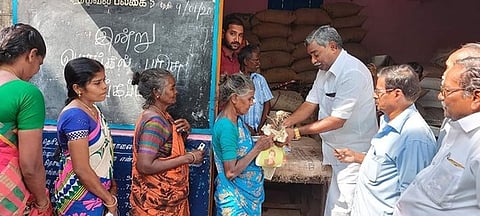 கொரடாச்சேரியில் பொங்கல் பரிசு தொகுப்பை வழங்கிய எம்.எல்ஏ. பூண்டி கே. கலைவாணன்.