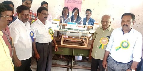 அறிவியல் கண்காட்சியை பாா்வையிட்ட ஆசிரியா்கள்.