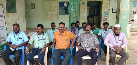 திருவாடானையில் மாவட்ட வருவாய் அலுவலரை கண்டித்து பணிகள் புறக்கணிப்பு போராட்டம்