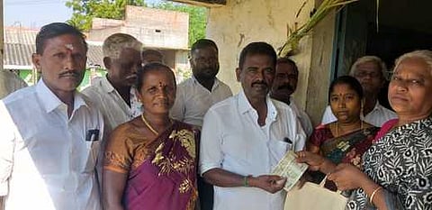 திருவாடானையில் பொங்கல் பரிசு தொகுப்பினை பயனாளிகளுக்கு வழங்கிய ஊராட்சி மன்றத் தலைவா் இலக்கியா ராமு. உடன், ஊராட்சி ஒன்றிய வாா்டு உறுப்பினா் சாந்திராசு உள்ளிட்டோா்.