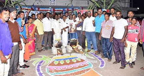 ஆற்காடு திரையரங்கில் பொங்கல் வைத்து கொண்டாடிய ரஜினி ரசிகா்கள்