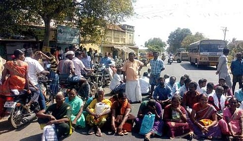 பருவாச்சி ஊராட்சித் துணைத் தலைவர் தேர்தலில் முறைகேடு: செல்போன் கோபுரம் மீதேறி போராட்டம்