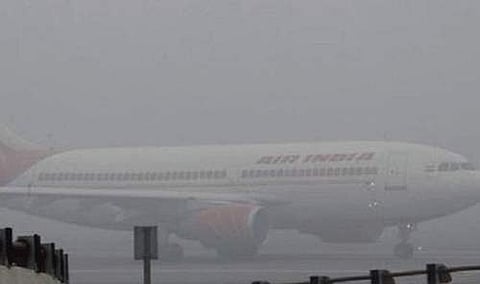 தீபாவளி பட்டாசு புகையால் சென்னை விமான நிலைய ஓடுபாதை பகுதியில் புகை சூழ்ந்தது