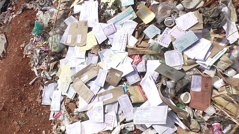 மணப்பாறையில் குப்பையில் கிடந்த அஞ்சல் கடிதங்கள்
