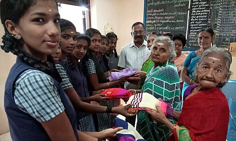 புத்தாடை பரிசளித்து மூதாட்டிகளை மகிழ்வித்த மாணவிகள். ~சிறப்பு வகுப்பில், மாணவா்களுக்கு தேனீா், சிற்றுண்டி வழங்கும் காப்பகத்து மூதாட்டிகள்.