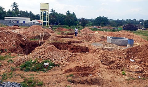 கோவை, மாதம்பட்டி ஊராட்சியில் ரூ. 70.75 லட்சம் மதிப்பீட்டில் தொடங்கப்பட்டுள்ள ஊராட்சி அளவிலான கூட்டமைப்புகளுக்கான கட்டடப் பணி.