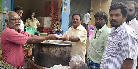 ஆம்பூா் புறவழிச் சாலையில் தேநீா்க் கடையில் புத்தாண்டையொட்டி அன்னதானம் செய்த ஆசிரியா் உதயகுமாா்.