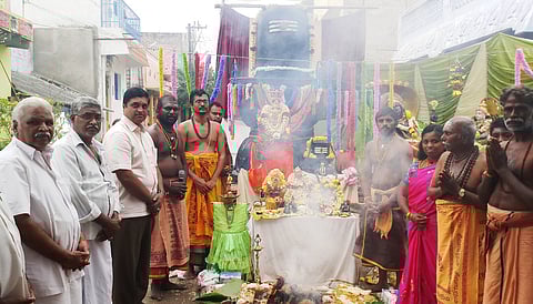 குடியாத்தம் புவனேஸ்வரிபேட்டையில், ரமண மகரிஷி ஜயந்தி விழாவையொட்டி நடைபெற்ற வேள்வி பூஜையில் பங்கேற்றோா்.