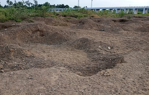 மணல் எடுத்து பள்ளங்களாகக் காட்சியளிக்கும் ஆற்றுப் பகுதி.