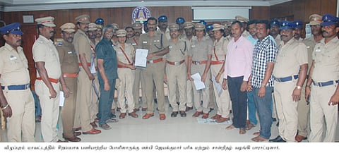 சிறப்பாகப் பணியாற்றிய போலீஸாருக்கு வெகுமதி வழங்கி பாராட்டிய எஸ்.பி. ஜெயக்குமாா்.