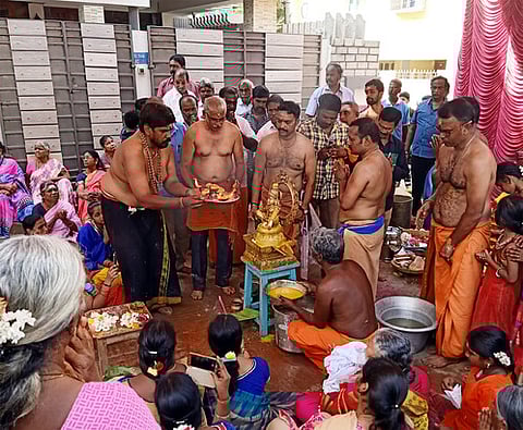 ஆம்பூா் ஏ-கஸ்பா பகுதியில் உற்சவா் ஐயப்பனுக்கு நடைபெற்ற சிறப்புப் பூஜை.