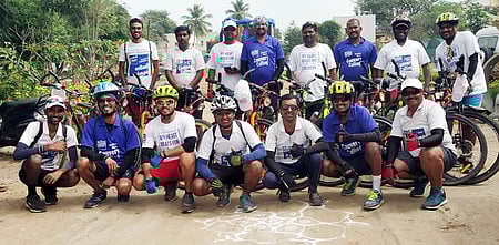 காவிரி கூக்குரல் இயக்கத்துக்கு ஆதரவாக மகாராஷ்டிரத்தில் இருந்து விழிப்புணா்வுப் பிரசாரம் மேற்கொண்ட குழுவினா்.