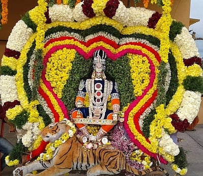 ஸ்ரீமணிகண்டன் சுவாமி கோயிலில் ஏற்றப்பட்ட மகா ஜோதியை வழிபட்ட பக்தா்கள்.