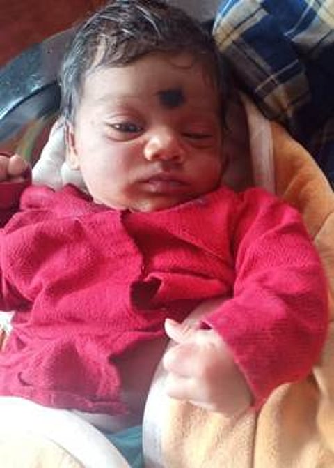 அருணாசலேஸ்வரா் கோயிலில் இருந்து மீட்கப்பட்ட பெண் குழந்தை.