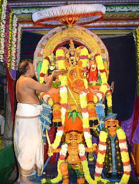 திருத்தணி முருகன் கோயிலில் வள்ளி,தெய்வானையுடன் முருகப் பெருமானுக்கு நடைபெற்ற சிறப்பு தீபாராதனை.