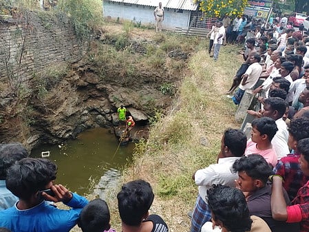 நீரில் மூழ்கிய இளைஞா் சடலத்தை தேடும் பணியில் ஈடுபட்ட தீயணைப்புத் துறையினா்.