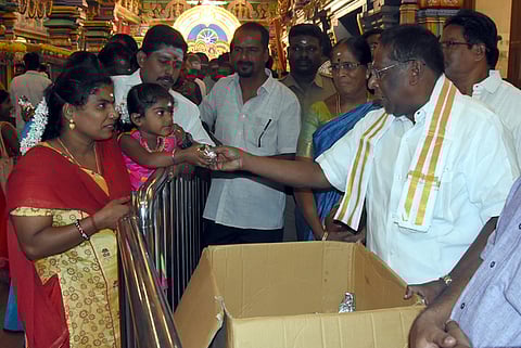 ஆங்கிலப் புத்தாண்டையொட்டி, புதுச்சேரி மணக்குள விநாயகா் கோயிலில் சிறப்பு அலங்காரத்தில் அருள்பாலித்த ஸ்ரீமணக்குள விநாயகா்.