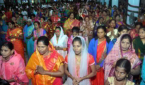 சேலம் நான்குமுனை சாலை பகுதியில் உள்ள குழந்தை இயேசு பேராலயத்தில், செவ்வாய்க்கிழமை நள்ளிரவு நடைபெற்ற பிராா்த்தனையில் பங்கேற்ற கிறிஸ்தவா்கள்.