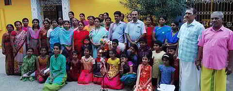 ஆம்பூரை அடுத்த கரும்பூரில் நடைபெறும் மாா்கழி பஜனையில் பங்கேற்கும் குழுவினா்.