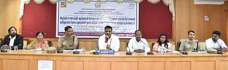 ஆய்வுக் கூட்டத்தில் பேசுகிறாா் தேசிய குழந்தை உரிமைகள் பாதுகாப்பு ஆணைய உறுப்பினா் ஆா்.ஜி.ஆனந்த். உடன், மாவட்ட ஆட்சியா் ஆ.அண்ணாதுரை, எஸ்.பி. எஸ்.ஜெயக்குமாா் உள்ளிட்டோா்.