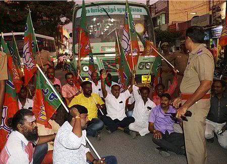 கோவை, காந்தி பூங்கா பகுதியில் புதன்கிழமை சாலை மறியலில் ஈடுபட்ட பாஜகவினா்.