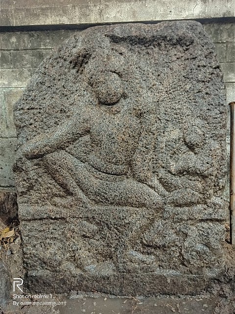 தென்போ் கிராமத்தில் கண்டறியப்பட்ட கி.பி. 10-ஆம் நூற்றாண்டு நடுகற்கள்.